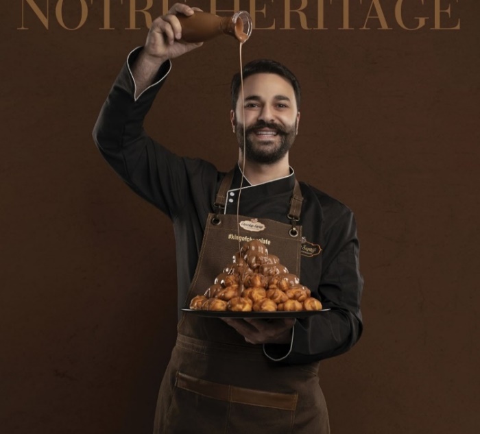 Chocolate Sarayı chef pouring chocolate over a profiterole creation — Notre Héritage